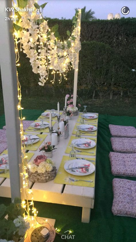 Outdoor Decorations For Birthday Party, Outside Eating Ideas, Outdoor Birthday Party Table Set Up, Outside Party Ideas, Outdoor Party Table Decor, Backyard Dinner Party, Backyard Birthday Parties, Picnic Birthday Party, Boho Birthday Party