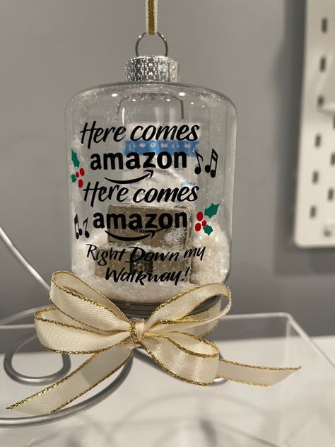 DIY ornament with AMAZON packages inside. Amazon Christmas Ornaments Diy, Amazon Package Ornament Diy, Amazon Ornament Diy, Clear Disc Ornaments Ideas, Amazon Package, Circuit Machine, Amazon Christmas, Diy Ornament, Ornament Diy