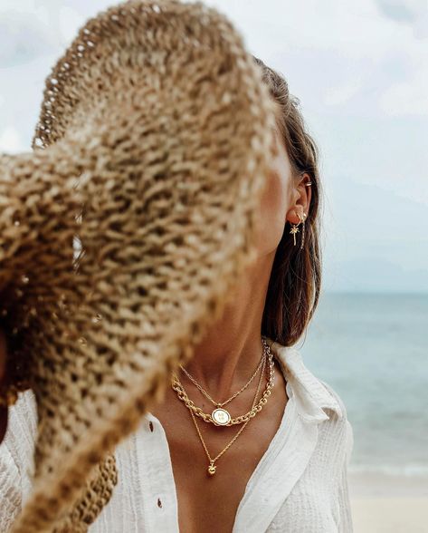 #jewelry #fashion #beauty #necklace #layered Strand Shoot, Jewellery Photography Inspiration, Jewelry Product Shots, Creative Jewelry Photography, Jewelry Photography Styling, Jewelry Photoshoot, Summer Photoshoot, Beach Photography Poses, Beach Shoot