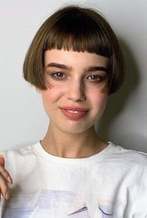 Ear Length Bob With Bangs, Super Short Bob With Bangs, Short Hair With Micro Bangs, Baby Bangs Short Hair, Short Bob Hairstyles With Fringe, Super Short Bobs, Micro Bob, Pageboy Haircut, Bobbed Hairstyles With Fringe