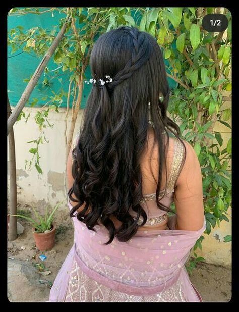 Lengha Hairstyles Short Hair, Mehendi Hairstyles Simple, Straight Hairstyles For Lehnga, Half Saare Hairstyle, Open Hair Hairstyles On Lehenga, Hairstyles In Open Hair For Wedding, Simple Hairstyles For Sangeet Function, Teej Festival Hairstyle, Straight Hairstyles For Indian Wedding