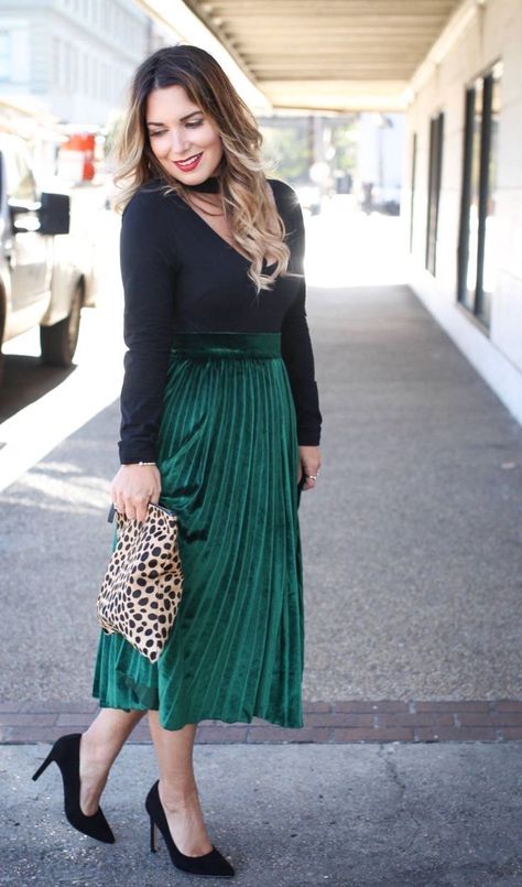 Pleated Skirt Outfit Christmas, Velvet Skirt Outfit Winter, Green Pleated Skirt Outfit, Velvet Skirt Outfit, Green Skirt Outfits, Green Velvet Skirt, Midi Outfits, Velvet Pleated Skirt, Green Pleated Skirt