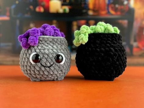 mini halloween crochet patterns free #Amigurumi_Patterns #Crochet_Cauldron_Free_Pattern #Cauldron_Amigurumi #Free_Crochet_Halloween Crochet Calderon, Crochet Cauldron Free Pattern, Cauldron Amigurumi, Crochet Cauldron, Crocheted Halloween, Mini Cauldron, Halloween Jars, Invisible Stitch, Easy Crochet Animals