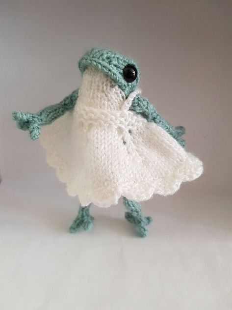 Oversized Sweaters & Cardigans: Think cozy, oversized garments made from bulky yarn for a statement piece.
Chunky Blankets: Thick, textured throws or blankets that add comfort and style to any room. Crochet Frog With Sweater, Frog Plushie, Frog Amigurumi, Chunky Blankets, Dress Apron, Apron Pattern, Crochet Frog, Kawaii Crochet, Chunky Blanket