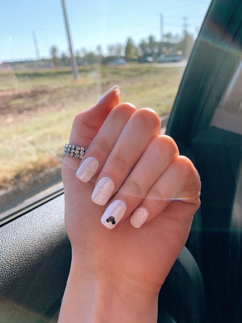 Neutral Disney Nails Acrylic, Biab Nails Disney, White Mickey Nails, Preppy Disney Nails, Disney Nails White, Minimalist Disney Nails, White Disney Nails, Aesthetic Disney Nails, Neutral Disney Nails