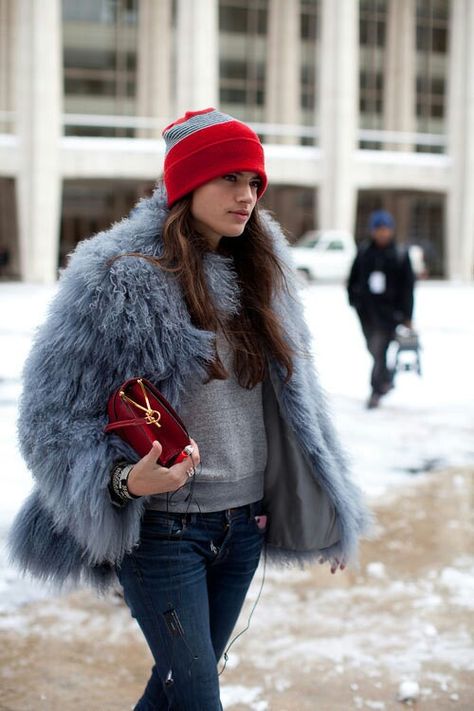 Red accents. Beanie Outfit, Mode Tips, New York Fashion Week Street Style, Blazer Outfit, Fashion Articles, Bohol, Looks Street Style, Street Style Trends, Autumn Street Style