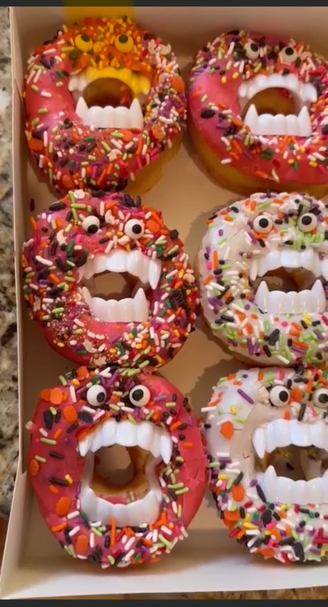 Halloween Donuts, Halloween Breakfast, Halloween Fest, Easy Halloween Food, Halloween Food Treats, Vampire Teeth, Halloween Baking, Halloween Bash, Halloween Dinner