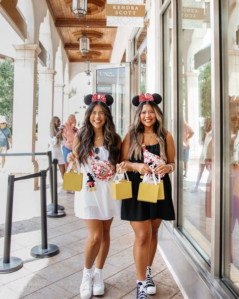 Kendra Scott x Disney ✨ This collection has been something we have been hoping would happen for years!! We were able to shop the collection and are obsessed with every piece. The Kendra Scott location at Disney Springs is one of our favorite stores. All the girls there are so sweet and kind. We Can’t wait to get more stuff from this collection 🫶🏽 #disneylifestyle #disneyvacation #disneyworld #waltdisneyworld #disneyworldlatino Disney Springs Outfits, Park Fits, Disney Lifestyle, Disney Photo Ideas, Disney World Outfits, Disney Photos, Disney Park, Disney Springs, Happiest Place On Earth