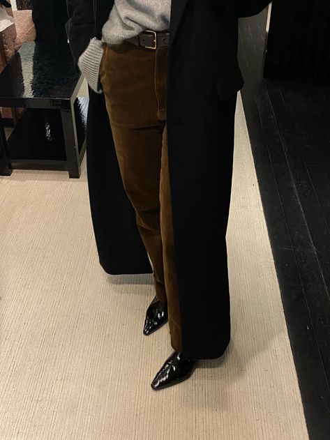 A Really Good Pair of Corduroy Pants Cold Winter Work Outfits, Work Fall Outfits, Corduroy Pants Outfit, Pointy Boots, Estilo Ivy, Stil Inspiration, Brown Pants, Elegantes Outfit, Foto Instagram