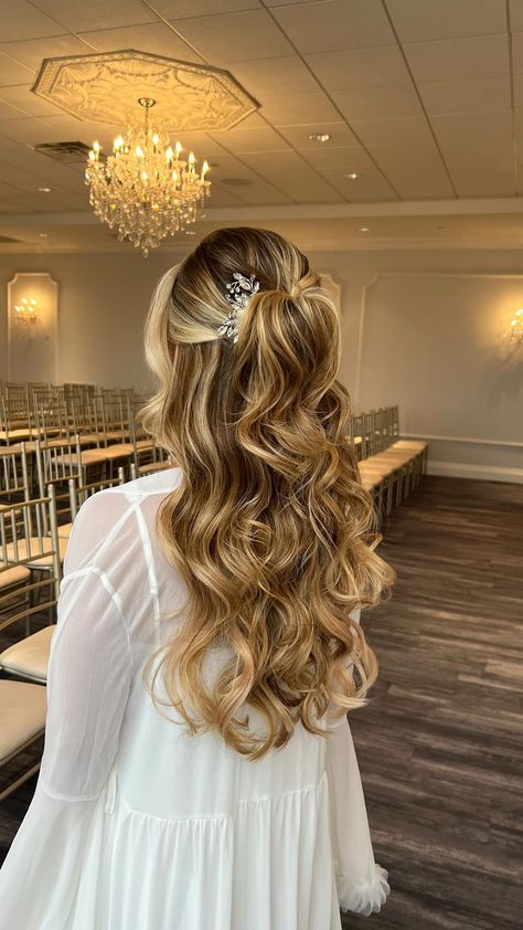 Corinne Quadrel | This is one of the 2 ways I do this hairstyle 🤍 I use this method when the client is looking for a little less volume on the top as it... | Instagram Volume Hairstyles Wedding, Bride Hair Curly Down, Flowy Wedding Hair, Wedding Hair Volume, Glam Curls Wedding, Volume Wedding Hair, Bride Hairstyles Down, Wedding Hair Down With Veil, Hair Down Wedding Hairstyles