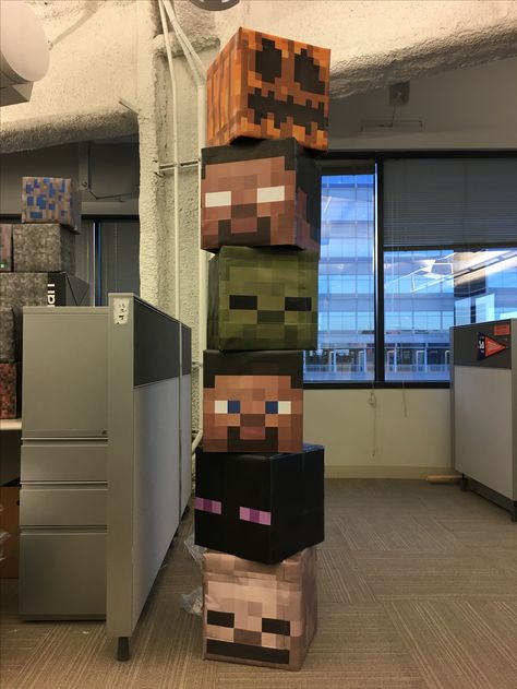 Minecraft characters (Made with new square cardboard boxes)♥️ A lot of work but well worth the time Minecraft Cardboard Diy, Thick Cardboard Crafts, Minecraft Decorations Real Life, Minecraft Cave Room Ideas, Minecraft Diy Crafts Cardboard, Minecraft Photoshoot, Cardboard Box Crafts Decor, Minecraft Diy Bedroom, Minecraft Cardboard Crafts