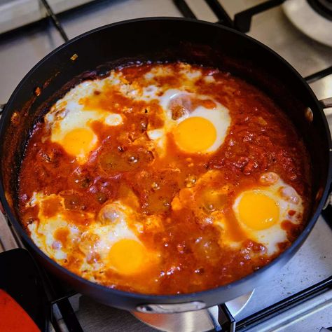 A luscious prepared from onion,garlic, red bell pepper, tomatoes cooked in a pan. Eggs are cracked over the tomato mixture and seasoned with salt and pepper. Garnish with salt and pepper and serve with bread. Saksuka Recipe, Kisir Recipe, Juice Cucumber, Bulgur Wheat, Cooking Tomatoes, Pomegranate Molasses, Red Bell Pepper, How To Make Salad, Molasses