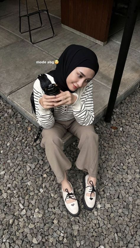 #hijabindokece #explore #photoshoot #hijabblogger #ootdhijabindonesia #hijablookbook #hijabmurah #muslimah #Voucher #folowme Simple Hijab Outfit, Kulot Pants, Outfit Korean Style, Hijab Style Casual, Casual Hijab Outfit, Hijabi Outfits Casual, Casual Hijab, Stripe Outfits, Hijab Ootd