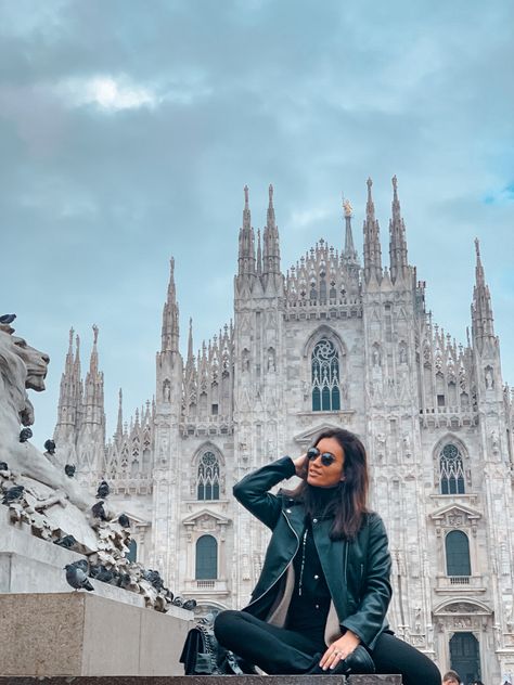 Milan Poses Photo Ideas, Milan Travel Outfits, Milan Pose Ideas, Milano Photography Ideas, Milano Outfit Spring, Milano Photo Ideas, Milan Photos, Milano Outfit, Milan Instagram