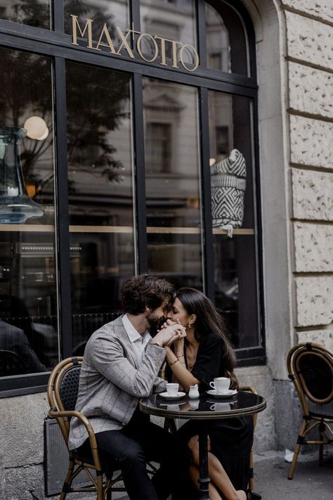 City Couples Photography, Couples City, Paris Couple, City Shoot, Couple Engagement Pictures, Engagement Pictures Poses, Parisian Cafe, Fotos Goals, Couple Picture Poses