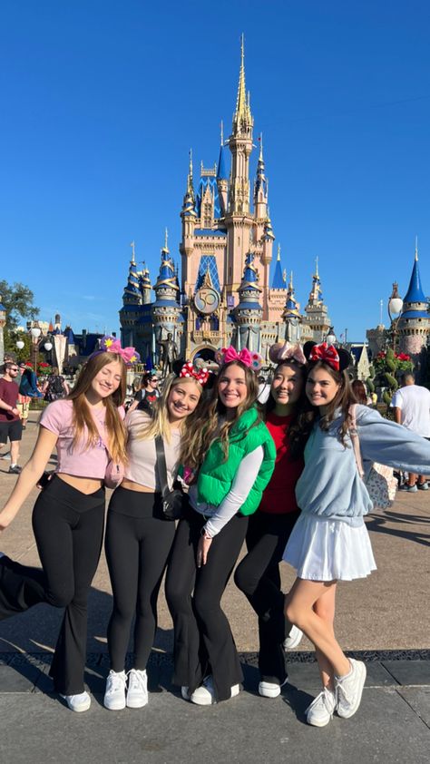 Orlando Florida Outfits, Disney With Friends, Disney Outfits Aesthetic, Friends At Disney, Disneyworld Aesthetic, Florida Disneyworld, Disney World Pictures Ideas, Disney Core, Magic Kingdom Outfit