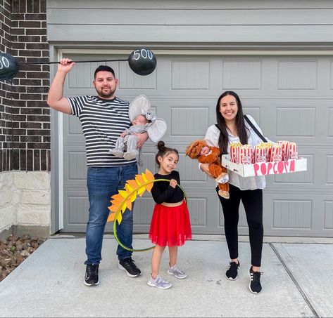 Magician Family Costume, Dumbo Family Costume, Halloween Costumes Family Of Five, Circus Costume Family, Circus Family Costume Halloween, Family Circus Costumes, Scary Circus Family Costume, Family Of 5 Halloween Costumes, Circus Family Costume