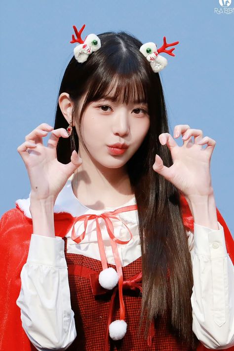 Wonyoung Christmas Pfp, Kpop Idols Christmas, Christmas Kpop Wallpaper, Wonyoung Christmas, Ive Christmas, Christmas Pfps, Kpop Christmas, Close Up Faces, Grooming Tips