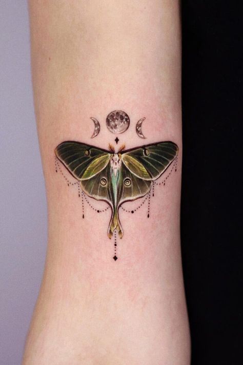 Moth Tattoo Ideas, Small Spiritual Tattoos, Lunar Moth Tattoo, Luna Moth Tattoo, Realistic Butterfly Tattoo, Borboleta Tattoo, Soft Tattoo, Moth Tattoo Design, Taboo Tattoo