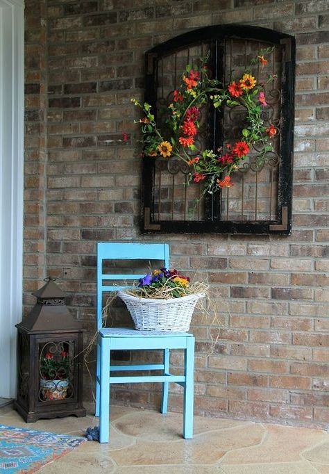 Charming rustic outdoor wall decor Rustic Outdoor Wall Decor, Porche Vintage, Exterior Wall Art, Patio Wall Decor, Porch Wall Decor, Spring Porch Decor, Wall Outdoor, Vintage Porch, Porch Wall