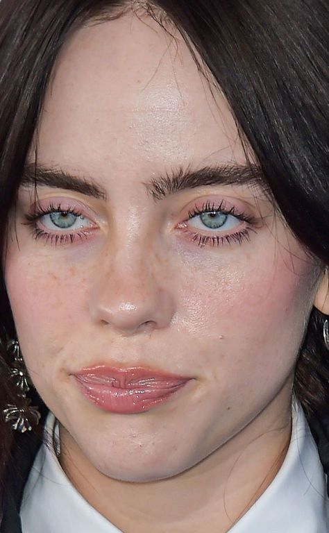 Close-up of Billie Eilish at the 2024 Independent Spirit Awards. (Photo: Image Press Agency/ImageCollect) Billie Eilish 2024 Photos, Billie Eilish Face Card, Billie Eilish Close Up, Billie Eilish With Eyeliner, Billie Eilish Full Body Photo, Billie Eilish Ponytail, Billie Eilish No Makeup, Billie Eilish Makeup Look, Face Close Up