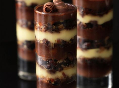 Chocolate Pudding with Kahlua Layer: Brownie Trifle Desserts, Shot Glass Desserts Recipes, Mini Trifles, Shot Glass Desserts, Brownie Trifle, Yellow Cake Recipe, Party Food Dessert, Mudslide, Trifle Desserts