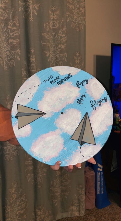 out of the woods paper airplanes lyric on a painted vinyl record Painted Vinyl Records Taylor Swift, Taylor Swift Painted Record, Taylor Swift Painted Vinyl, Painting On Records Vinyls, Painted Records Vinyl, Painted Cds, Record Painting Ideas, Painted Vinyl Record, Vinyl Record Art Ideas