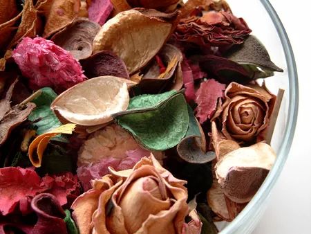 How to Make Potpourri Potpourri Diy, How To Make Potpourri, Natural Potpourri, Dried Potpourri, Homemade Potpourri, Simmering Potpourri, Homemade Air Freshener, Potpourri Recipes, Natural Air Freshener