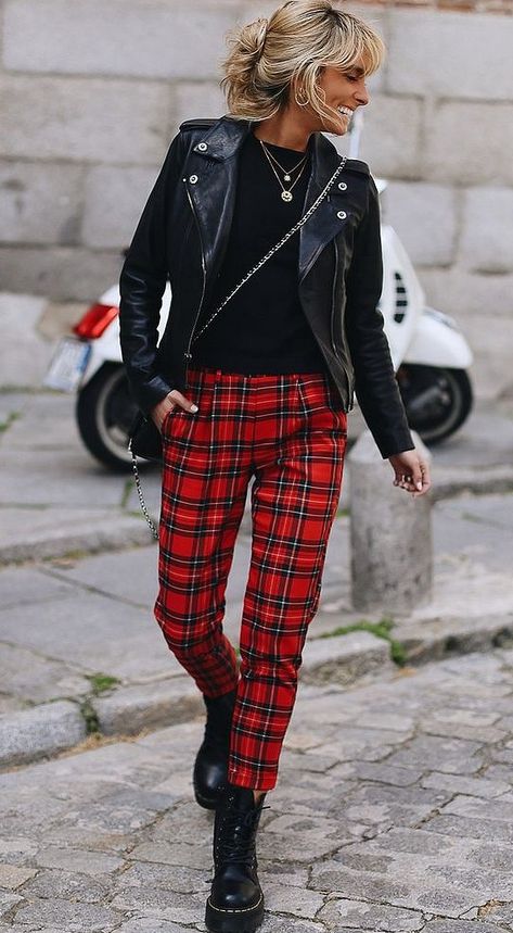 05311655a15b75fab86956663e1819cd Red Plaid Pants Outfit, British Style Outfits, Look Casual Otoño, Red Pants Outfit, Plaid Pants Outfit, Red Plaid Pants, Áo Blu, Moda Rock, Mode Rock