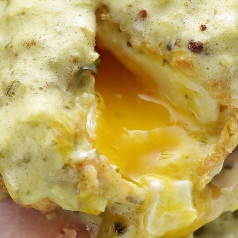 How to make Hatch Green Chile Hollandaise. Green Chili Eggs Benedict, Green Chili Hollandaise Sauce, Green Chile Recipes, Hatch Chiles, Green Chili Recipes, Eggs Benny, Eggs Benedict Recipe, Mexican Buffet, Chile Recipes