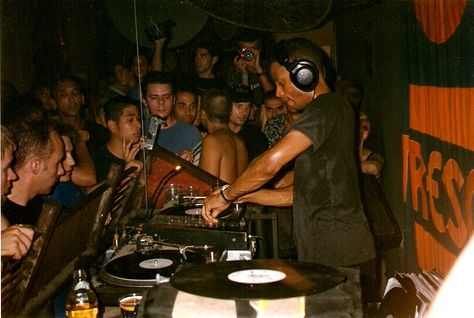 Mr. Mills played an  excellent dj set. The temerature was very high. The club was full with party people after the Love Parade in 1999.  This picture was made by me. Latin Festival, Club Classics, Club Culture, Detroit Techno, Love Parade, Techno Party, Disco Club, Loading Screen, Boiler Room