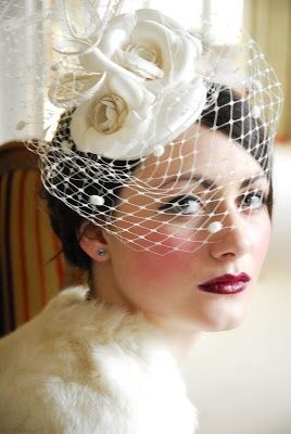 21 Photos Of Brides, Grooms, & Bridal Parties Who Totally Rocked Wearing A Hat To The Wedding -Beau-coup Blog Vintage Style Hat, Pretty Hats, Vintage Veils, Bridal Hat, Fancy Hats, White Hat, Wedding Hats, Fascinator Hats, Derby Hats