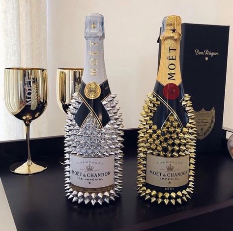 Decorated Champagne Bottles, Alcohol Bottle Decorations, Glitter Champagne Bottles, Decorated Glasses, Decorated Liquor Bottles, Bling Bottles, Liquor Bottle Crafts, Glitter Champagne, Glitter Bottle