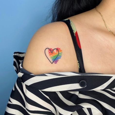 Estampe seu orgulho na pele: tatuagens cheias de amor e luta para o mês do Orgulho LGBTQ+ - Blog Tattoo2me Pride Tattoo Ideas, Lgbtq Tattoos, Rainbow Heart Tattoo, Gay Tattoos, Lgbt Tattoo, Easy Tattoos, Gay Tattoo, Pride Tattoo, Rainbow Tattoos