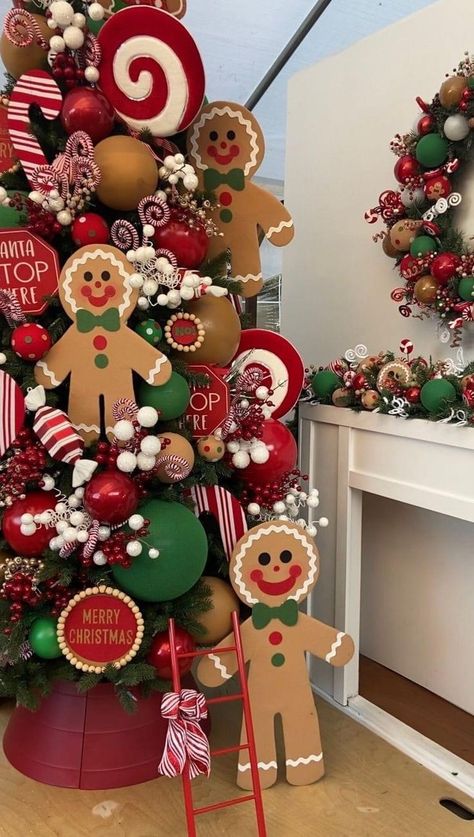 Gingerbread Christmas Tree, Creative Christmas Trees, Pencil Christmas Tree, Christmas Themes Decorations, Office Christmas Decorations, Candy Christmas Decorations, Warm Christmas, Christmas Door Decorations, Christmas Tree Themes