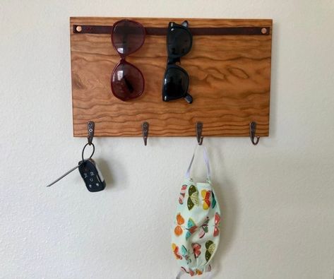 DIY Entryway Sunglass And Key Organizer Sunglasses Storage Diy, Sunglass Organizer, Key Holder Diy, Sunglasses Organizer, Copper Nails, Organizer Ideas, Diy Entryway, Key Rack, Entryway Organization