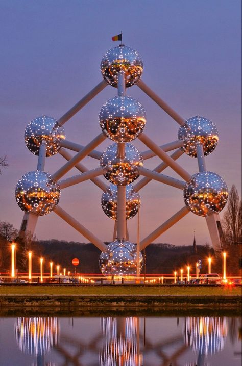 The Atomium - Brussels - Built for the 1958 Brussels World Fair aka Expo ‘58, never inteded to be permanent. Over 335ft tall, the iron cyrstal magnified 165 billion times, steel tubes connect the spheres which in enclose stairs, escalators, elevator (center vertical tube) and the top sphere, a restaurant. Renovated 2004-06 Brussels Christmas, Brussel Belgium, Brussels Travel, European Aesthetic, Background Powerpoint, Belgium Travel, Photo Frame Design, Scrapbook Background, Parc D'attraction