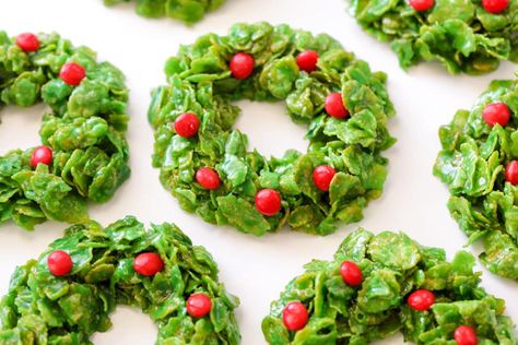 Indulge in nostalgia with these easy no-bake Christmas wreath cookies - fun, kid-friendly goodies, perfect for Christmas!! Frosted Flakes Wreath, Corn Flake Christmas Wreaths, Frosted Flakes Christmas Wreaths, Christmas Wreath Edible, Corn Flake Wreaths Recipe, Christmas Wreaths Cookies, Christmas Cornflake Wreaths, Christmas Cookie Wreaths, Wreath Christmas Cookies