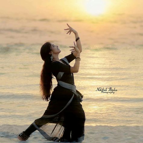 Kathak Photoshoot, Bharatanatyam Photoshoot, Sari Pose, Bharatnatyam Poses, Aesthetic Calligraphy, Bharatanatyam Costume, Bharatanatyam Dancer, Bharatanatyam Poses, Dance Wallpaper