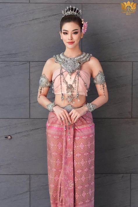 Thai Traditional Clothing, Thailand Outfit, Worship Dance, Traditional Thai Clothing, Thai Wedding Dress, Thai Fashion, Thai Clothes, Thai Wedding, Miss Grand