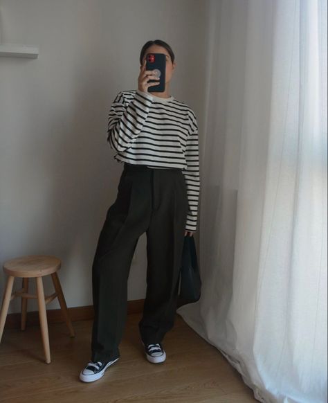 Black Trousers Converse Outfit, Tshirt And Trousers Outfit Women, Puffer Vest Outfit Fall, Black Trousers Outfit Casual, Vest Outfit Fall, Black Puffer Vest Outfit, Ootd Casual Chic, Date Night Outfit Fall, Trousers Outfit Casual