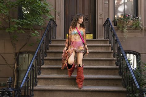 Even Carrie Bradshaw Is Envious of Her Cool-Girl Neighbor’s Hair | Vogue Paris Gown, Mica Arganaraz, Hot Pink Bra, S Curl, Curly Hair Types, Valentino Dress, Versace Dress, Shag Hairstyles, Shag Haircut