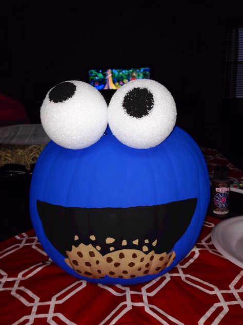 DIY Cookie Monster for D's contest. Cookie Monster Pumpkin Painted, Cookie Monster Halloween, Cookie Monster Pumpkin, Monster Cookies Halloween, Cute Painted Pumpkin Ideas, Disney Pumpkin Painting, Book Character Pumpkins, Monster Pumpkin, Pumpkin Decorating Diy