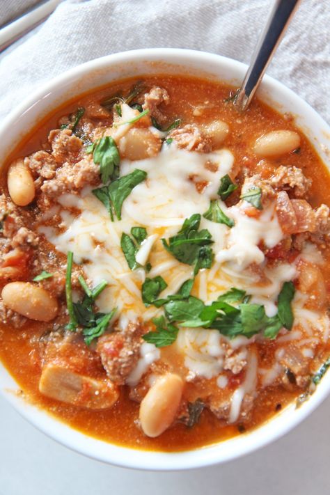 Cheesy Chicken Parmesan Chili - Chop Happy Italian Chili Recipe, Cheesy Chicken Parmesan, Chili Recipe Healthy, Healthy Chili, Italian Comfort Food, Healthy Italian, Sunday Dinner Recipes, Easy Chili, Chili Recipe Easy