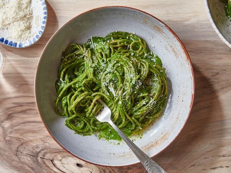 Kale Pesto With Whole Wheat Pasta Green Noodles, Wheat Pasta Recipes, Roasted Grape Tomatoes, Raw Pistachios, Spinach Pesto, Green Pasta, How To Cook Kale, Kale Pesto, Wheat Pasta