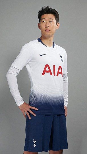 Son Heung-min poses in the new kit Tottenham Kit, Dele Ali, Son Heung Min, Neymar Jr Wallpapers, Tottenham Hotspur Fc, Nike Jersey, Sports Stars, Football Kits, North London