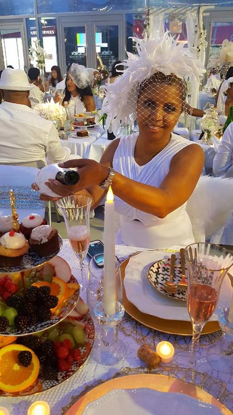 Diner en Blanc Atlanta 2017 White And Silver Dinner Party, Diner En Blanc Nails, Diner Le Blanc Table Settings, Dinner En Blanc Table Decor, Diner En Blanc Food Ideas, Diner En Blanc Outfit Woman, Diner En Blanc Table Ideas, Le Diner En Blanc Outfits, Dine En Blanc