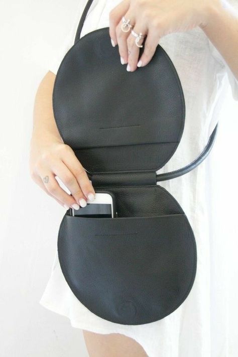 Sac En Cuir Diy, Crea Cuir, Diy En Cuir, Circle Purse, Hoodie Diy, Diy Sac, Round Purse, Circle Bag, Diy Bags Purses