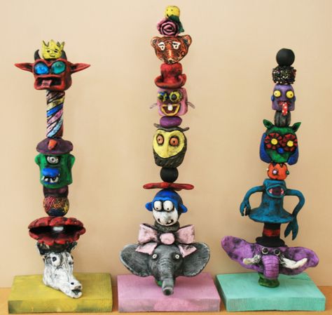 The Skillful Bee: Favorite ART projects in the classroom. Ceramic TOTEM POLE group project. Clay Projects Kids, Elementary Clay, Clay Totems, Walnut Art, High School Ceramics, Clay Projects For Kids, 3d Art Projects, Group Art Projects, Art Content