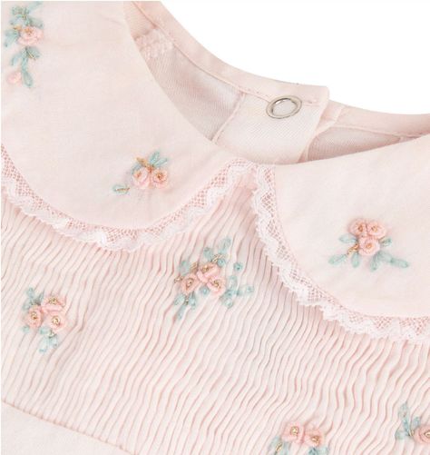 TISSU PRINCIPAL:100% COTON TISSU SECONDAIRE:100% COTON Designer Childrenswear, Smocking Patterns, Girls Smock, Baby Garments, Pink Pajamas, Hand Embroidered Flowers, Embroidered Collars, Heirloom Sewing, Peter Pan Collar